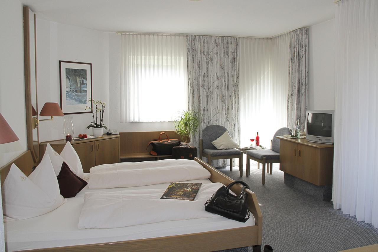 Hotel- Restaurant Zum Schwan Waldfischbach-Burgalben المظهر الخارجي الصورة
